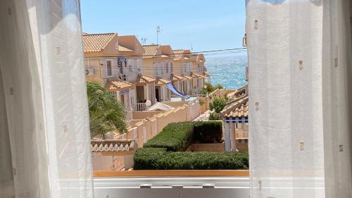 uma vista para o oceano a partir de uma janela em Apartment-House La Mata Torrevieja em Torrevieja