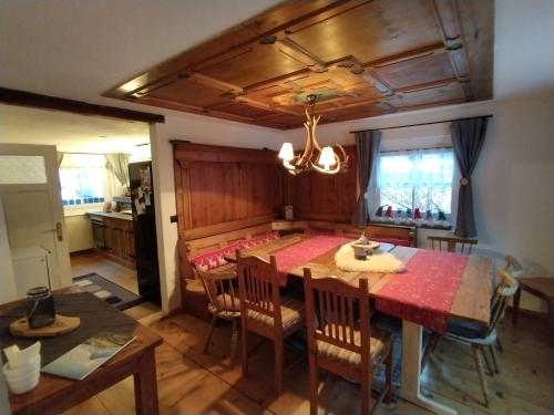 cocina y comedor con mesa y sillas en Arlberghaus Rocks, en Flirsch
