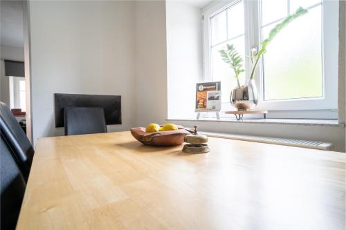 Moderne 2-Zimmer Wohnung في Gratwein: طاولة خشبية عليها صحن فاكهة