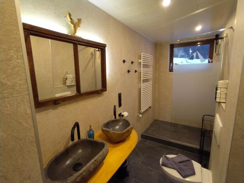 ein Bad mit einem Waschbecken und einem WC in der Unterkunft Arlberghaus Rocks in Flirsch