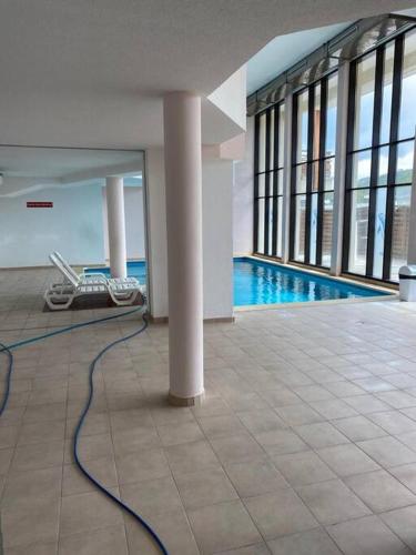 - une piscine avec un tuyau à l'étage d'un immeuble dans l'établissement Val d Azur Appartement Plein Centre, à Péone