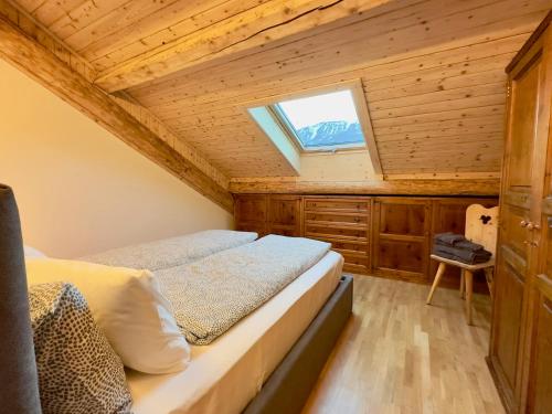 a bedroom with a bed and a window at Bormio House 1 Via Funivie, Pista Stelvio, posto auto in Bormio