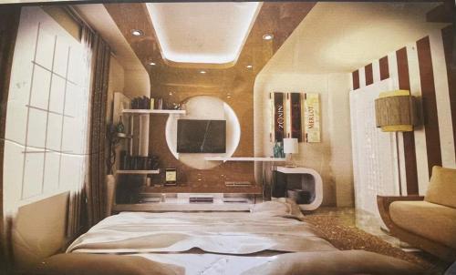 um quarto com uma cama grande e um espelho em فيلا للإيجار في الشيخ زايد em ‘Ezbet `Abd el-Ḥamîd