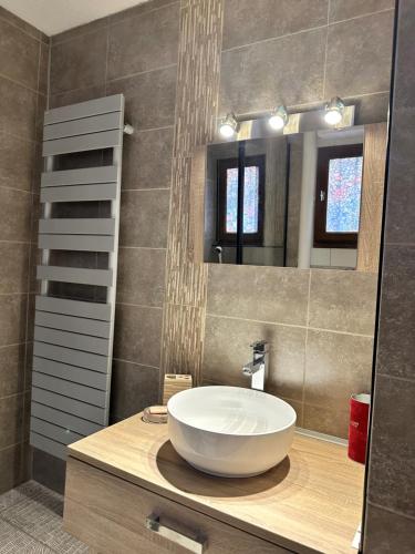 La salle de bains est pourvue d'un grand lavabo blanc sur un comptoir. dans l'établissement Cap Eureka, au Cap d'Agde