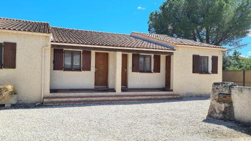 une petite maison avec une porte dans une allée. dans l'établissement Au Mont Gaussier, à Saint-Rémy-de-Provence
