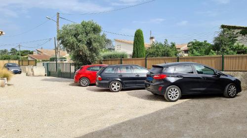 2 voitures garées l'une à côté de l'autre dans une allée dans l'établissement Au Mont Gaussier, à Saint-Rémy-de-Provence