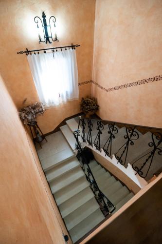an overhead view of a staircase with a window at Casa del Agüelo in Cella