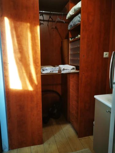 Cette chambre dispose d'un placard et d'un bureau. dans l'établissement petite maison 15 mn à pied du marche et vieux port, à La Rochelle