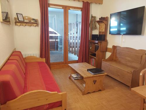 レ・デュー・アルプにあるT3 Les deux Alpes Vallée Blancheのリビングルーム(ベッド1台、ソファ、テーブル付)