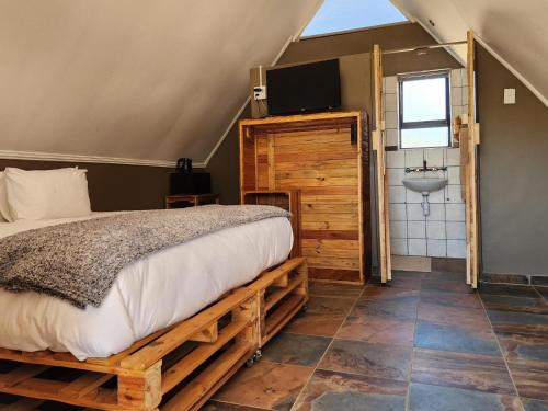 1 dormitorio con cama y lavamanos en Mzimkhulu Ranch & Resort, en Dinokeng Game Reserve