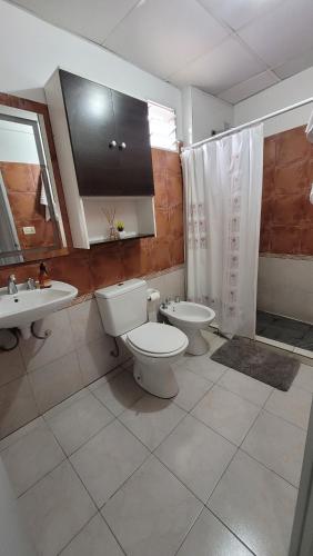 La salle de bains est pourvue de toilettes et d'un lavabo. dans l'établissement depto 1 dorm complejo Costa Azul Carlos Paz, à Villa Carlos Paz