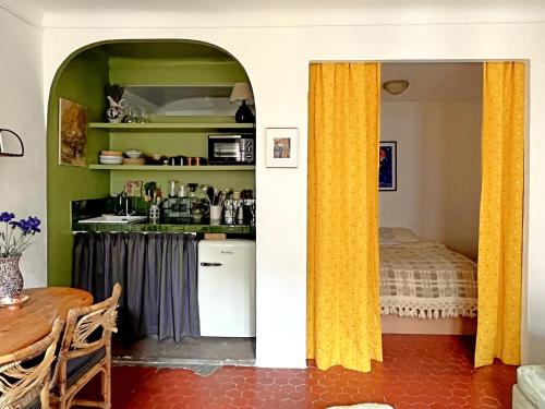Кухня или мини-кухня в Casa Marguerite, studio atypique
