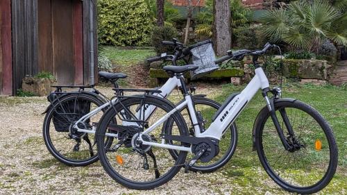 dos bicicletas están estacionadas una al lado de la otra en Château de Vassinhac chambres d'hôtes Collonges la rouge en Collonges