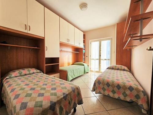 um quarto com duas camas num quarto em Casa vacanze L'Arco em Striano