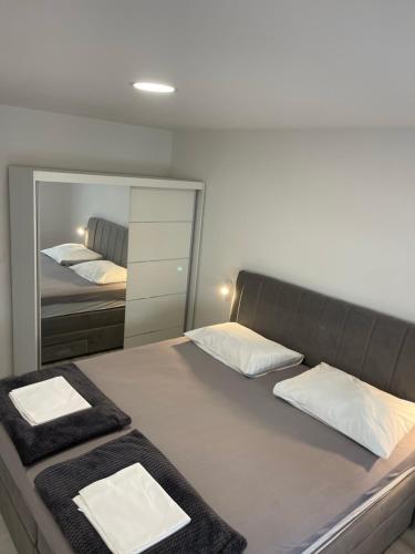 Posteľ alebo postele v izbe v ubytovaní Apartments Beverly