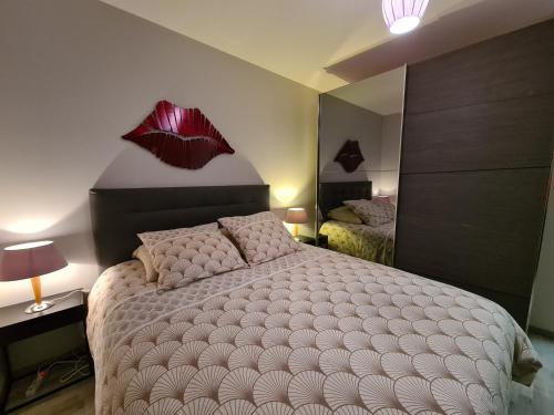 A bed or beds in a room at Appartement de standing au centre de Chassieu