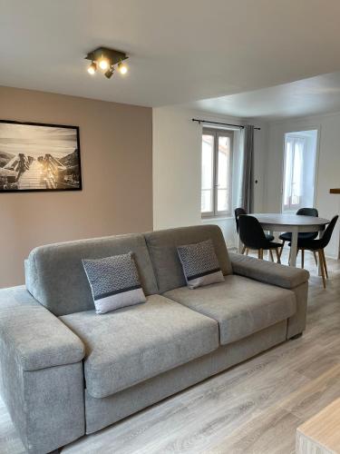 un salon avec un canapé et une table dans l'établissement Le Duplex - Hyper centre - Tout équipé - Parking, à Clermont-Ferrand