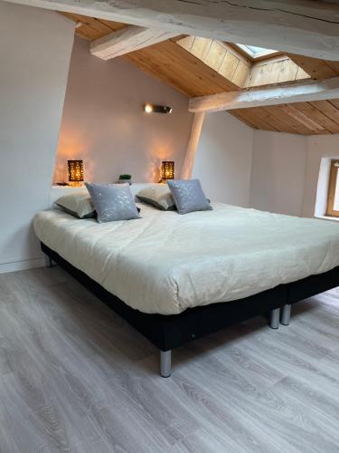 Ένα ή περισσότερα κρεβάτια σε δωμάτιο στο Le Duplex - Hyper centre - Tout équipé - Parking