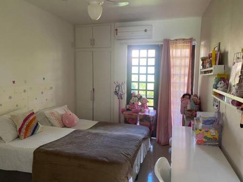 a small bedroom with a bed and a window at Lindo Vilage em Praia do Flamengo! in Salvador