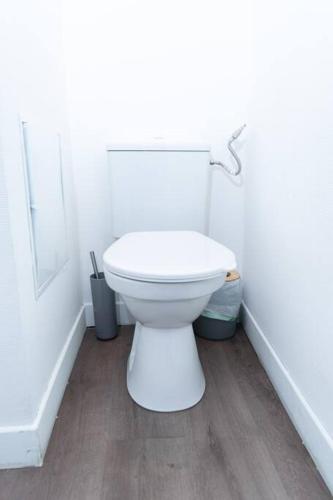 a bathroom with a white toilet in a room at Grand T1 bis calme et confortable 2 in Castres
