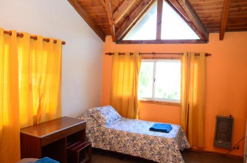 Habitación pequeña con cama y ventana en Casa Maiten 2 dormitorios en San Carlos de Bariloche