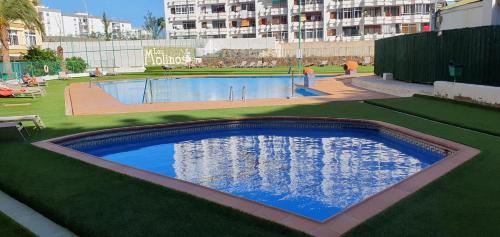 une grande piscine au milieu d'un parc dans l'établissement Your home in Gran Canaria, à San Bartolomé