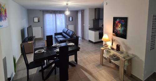 Телевизор и/или развлекательный центр в Appartement de standing au centre de Chassieu