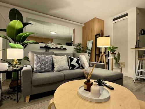 Modern Stay في مانيلا: غرفة معيشة مع أريكة وطاولة
