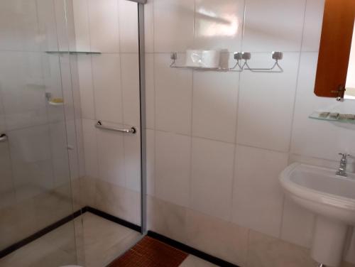 y baño con ducha, aseo y lavamanos. en Tapuio Park Hotel, en Cavalcante