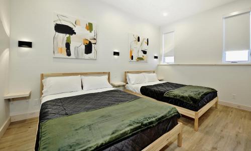 Un dormitorio con dos camas y una ventana. en 32 Chemin Blanc, en Stoneham