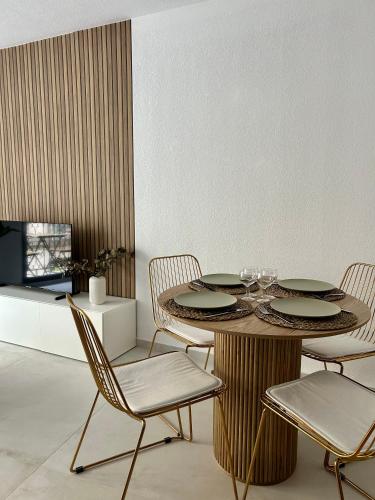 une salle à manger avec une table et des chaises et une télévision dans l'établissement Menton carré d’or - Private garage, à Menton