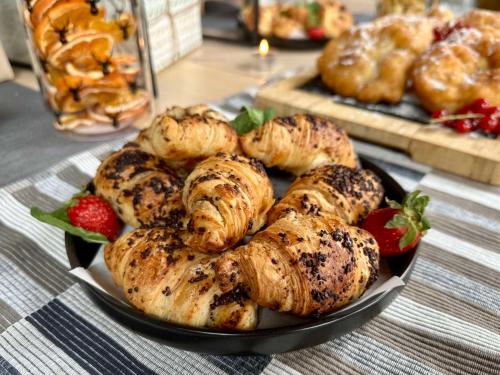 um prato de comida sobre a mesa com doces e morangos em BOUTIQUE Hotel ENTRY E em Bansko
