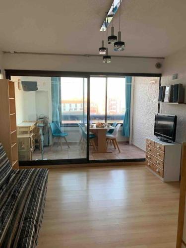 Cet appartement comprend une chambre et un salon. dans l'établissement APPARTEMENT VUE LAC MARIN ET CANIGOU, au Barcarès