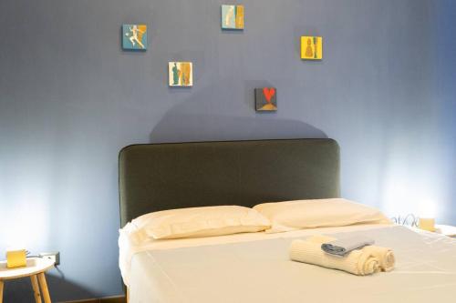 a bed in a room with a blue wall at Le Terrazze sul Vesuvio in Naples