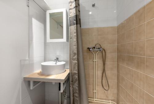 une salle de bain avec un lavabo et une douche dans l'établissement Le Champs Elysées - à 2 pas de la gare, à Toulouse