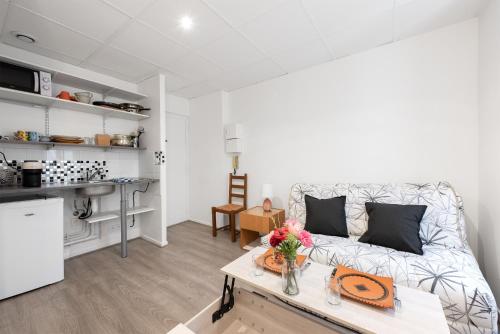 un salon avec un canapé et une table dans l'établissement Le Champs Elysées - à 2 pas de la gare, à Toulouse