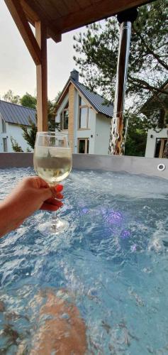 Kolam renang di atau dekat dengan Sjesta al mare, domki z sauną i balią z jacuzzi
