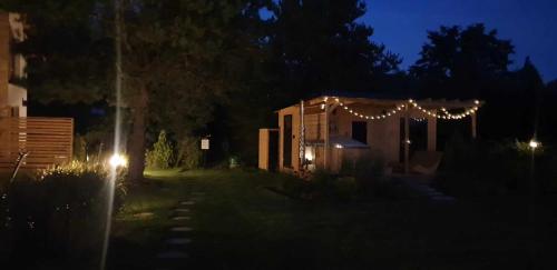 Taman di luar Sjesta al mare, domki z sauną i balią z jacuzzi