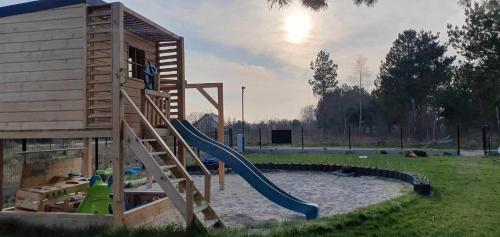 Kolam renang di atau dekat dengan Sjesta al mare, domki z sauną i balią z jacuzzi