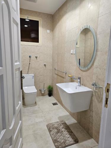 a bathroom with a sink and a toilet and a mirror at غرفة شذا طيبة المخدومة Shaza Taibah Luxury Room in Al Madinah