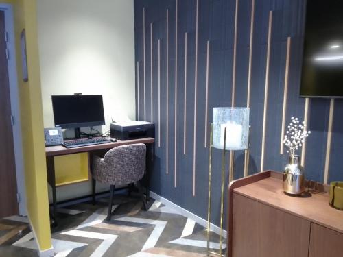 an office with a desk with a computer on it at Domitys L'Ellipse in Paris