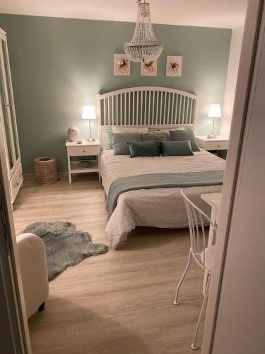 een slaapkamer met een bed en twee tafels en twee lampen bij B&B Nathalie in Quartino