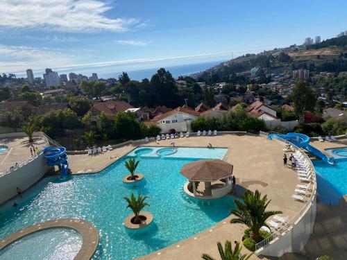 une vue aérienne d'un parc aquatique dans l'établissement Dpto tipo Resort, à Viña del Mar