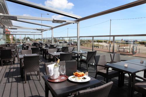 un ristorante con tavoli e sedie su un ponte di Imperial Hotel a Great Yarmouth