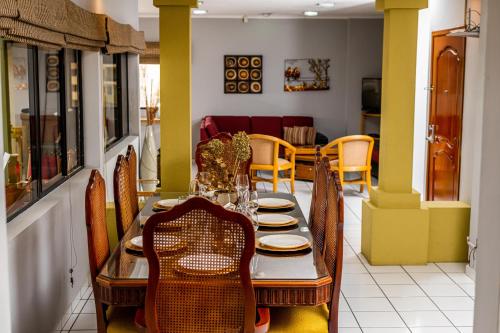 uma sala de jantar com mesa e cadeiras em Aparthotel Guijarros em Tegucigalpa