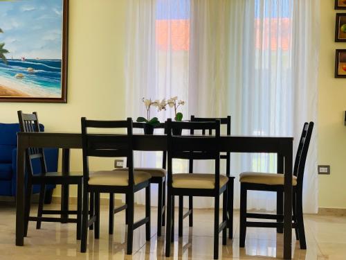 een eetkamer met een tafel en stoelen bij Casa MB1, Los Cabos Residential in Cabrera