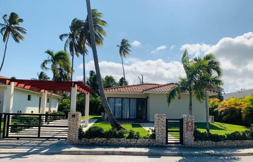 een huis met palmbomen ervoor bij Casa MB1, Los Cabos Residential in Cabrera