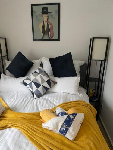 グラーツにあるSEOS Self Check in ,Gratis parken,Apartment mit Schlaf Zimmer und StudioApartmetのベッド(黄色の毛布と枕付)