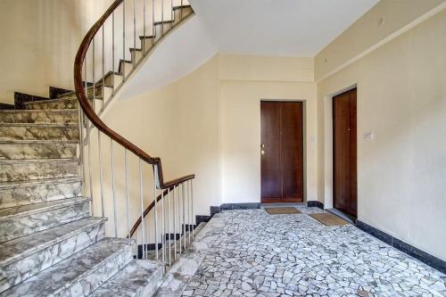 pasillo con escalera y suelo de piedra en Art Apartment Luxury Ponte Vecchio Suite, en Florencia