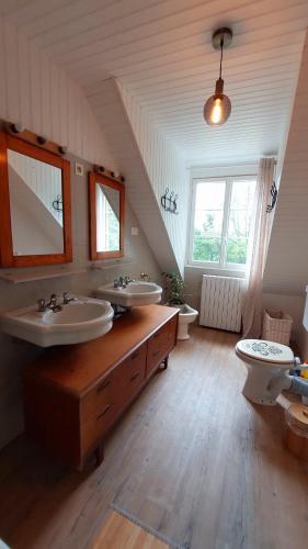 - une grande salle de bains avec 2 lavabos et 2 toilettes dans l'établissement Maison La Rivière, à Reffuveille